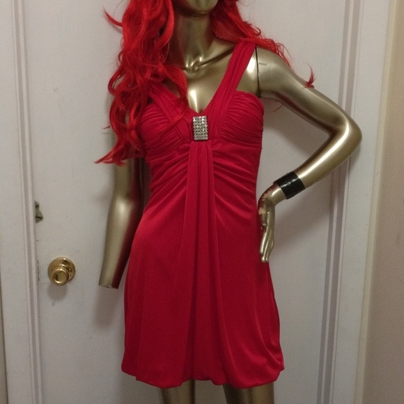 Masquerade red dress with diamond pendent in the front zips down in the back - Picture 4 of 16